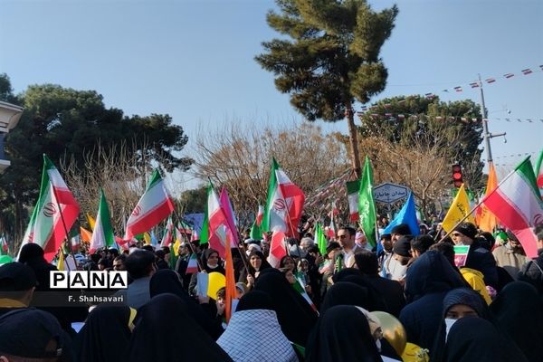حضورحماسه آفرین مردم قم در راهپیمایی 22 بهمن