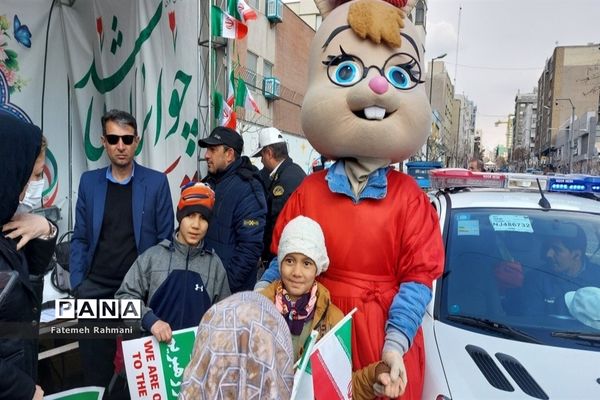 سالگرد پیروزی انقلاب اسلامی در غرفه سازمان دانش‌آموزی