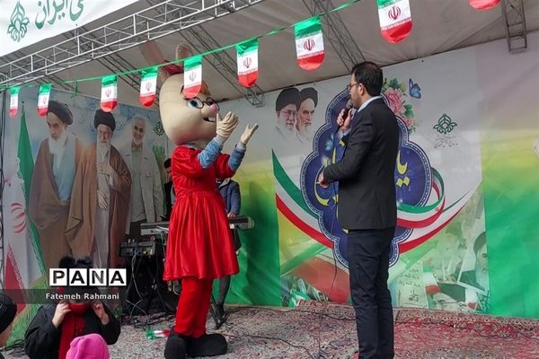 سالگرد پیروزی انقلاب اسلامی در غرفه سازمان دانش‌آموزی