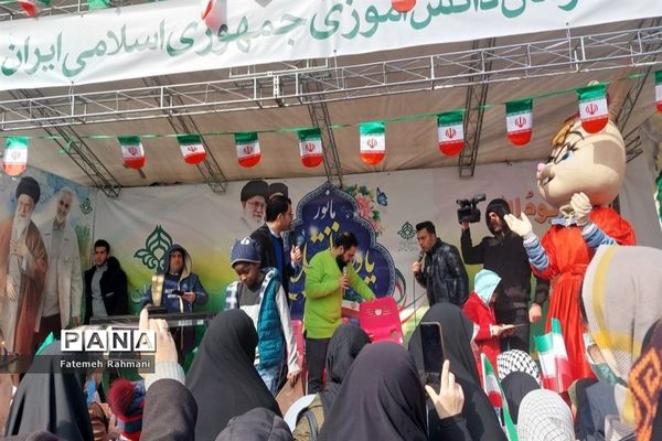 سالگرد پیروزی انقلاب اسلامی در غرفه سازمان دانش‌آموزی