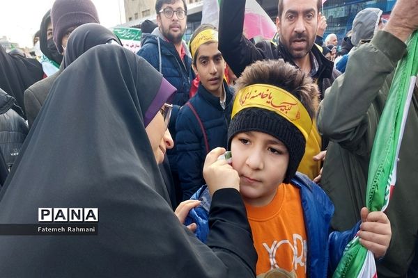 سالگرد پیروزی انقلاب اسلامی در غرفه سازمان دانش‌آموزی