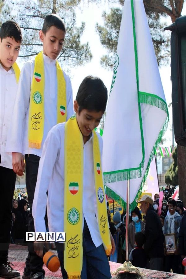حضور دانش‌آموزان عضو سازمان دانش‌آموزی و خبرگزاری پانا خراسان جنوبی در راهپیمایی 22بهمن