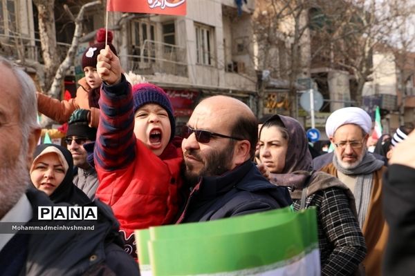 حضور چشم‌گیر مردم قزوین در جشن ۴۴ سالگی انقلاب