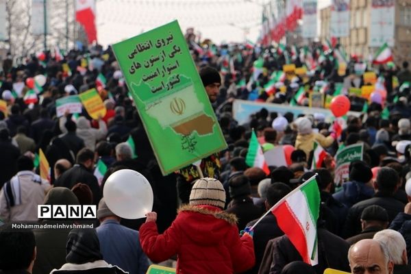 حضور چشم‌گیر مردم قزوین در جشن ۴۴ سالگی انقلاب