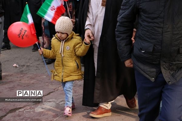 حضور چشم‌گیر مردم قزوین در جشن ۴۴ سالگی انقلاب