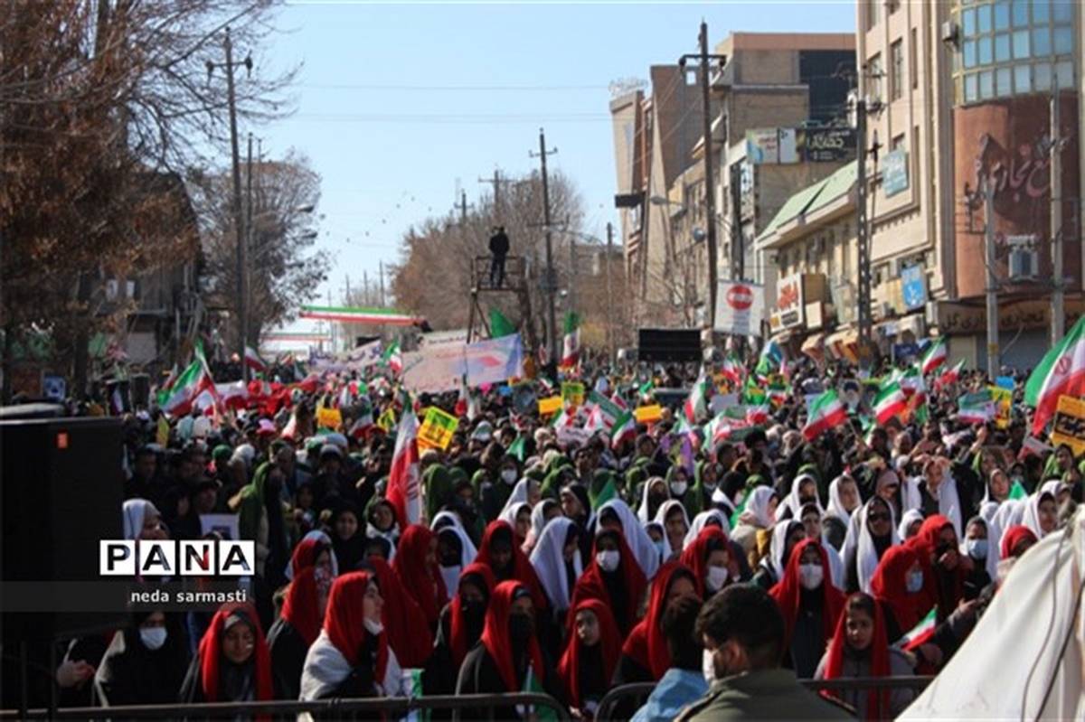 همخوانی سرود1357 نفری دختران دهه هشتادی در راهپیمایی ۲۲ بهمن ماه کرمانشاه