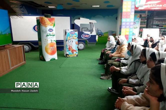 بازدید دانشآموزان آموزشگاه اللهاکبر اسلامشهر از شرکت لبنیاتی میهن
