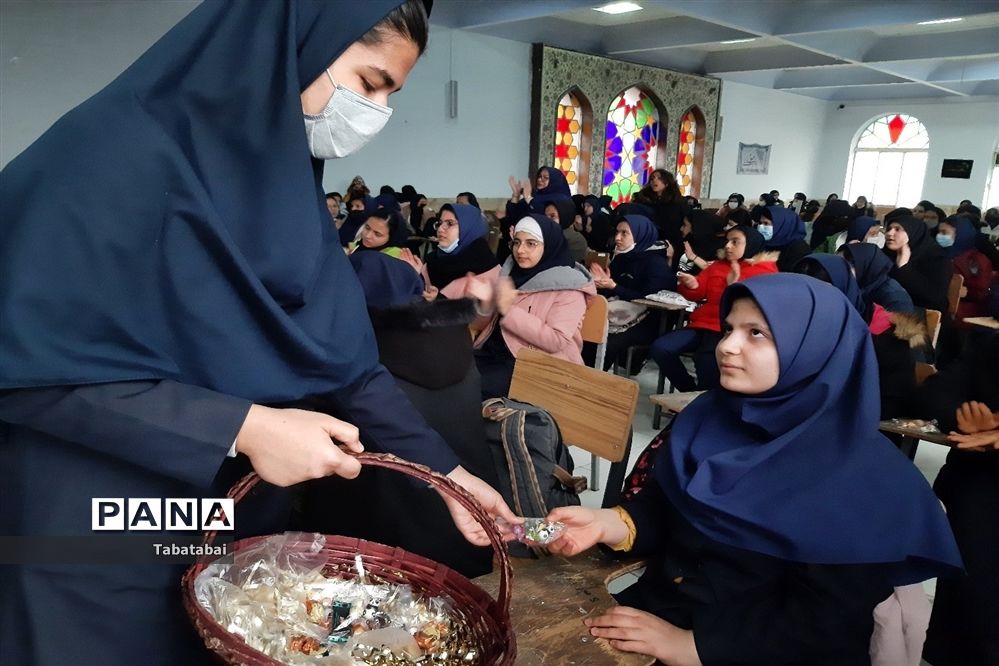 برگزاری جشن مبعث در دبیرستان زینبیه منطقه ۱۳