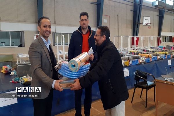 توزیع اقلام ورزشی و بهداشتی در سالن دوومیدانی برادران شهید مظفر ملارد