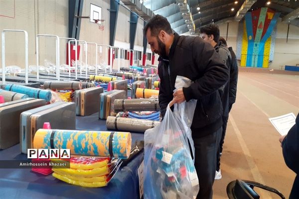 توزیع اقلام ورزشی و بهداشتی در سالن دوومیدانی برادران شهید مظفر ملارد