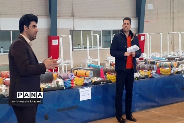 توزیع اقلام ورزشی و بهداشتی در سالن دوومیدانی برادران شهید مظفر ملارد