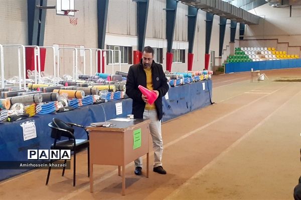 توزیع اقلام ورزشی و بهداشتی در سالن دوومیدانی برادران شهید مظفر ملارد