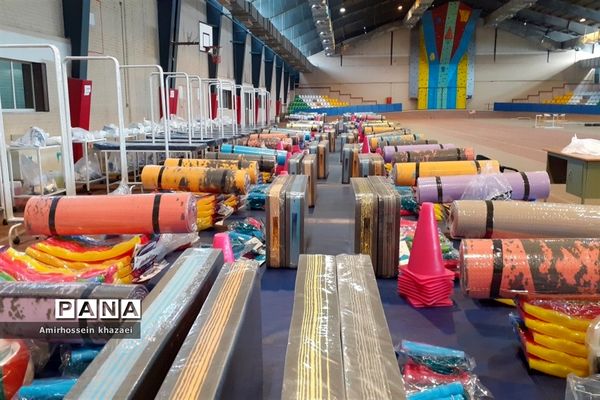 توزیع اقلام ورزشی و بهداشتی در سالن دوومیدانی برادران شهید مظفر ملارد