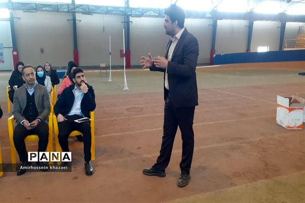 توزیع اقلام ورزشی و بهداشتی در سالن دوومیدانی برادران شهید مظفر ملارد