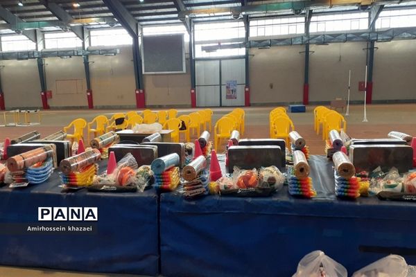 توزیع اقلام ورزشی و بهداشتی در سالن دوومیدانی برادران شهید مظفر ملارد