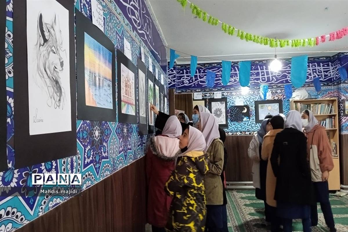 برپایی نمایشگاه نقاشی دانش‌‌‌آموزان‌‌ مدرسه پاکان ملارد