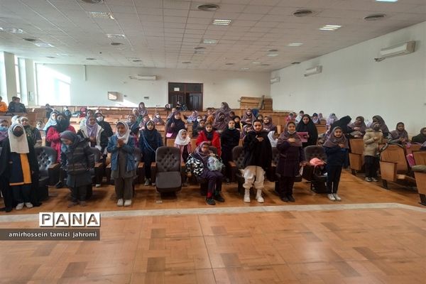 حضور بیش از 100 نفر از دانش آموزان دبستانی ناحیه 3 شیراز در دومین روز دوره آموزشی خبرنگاری