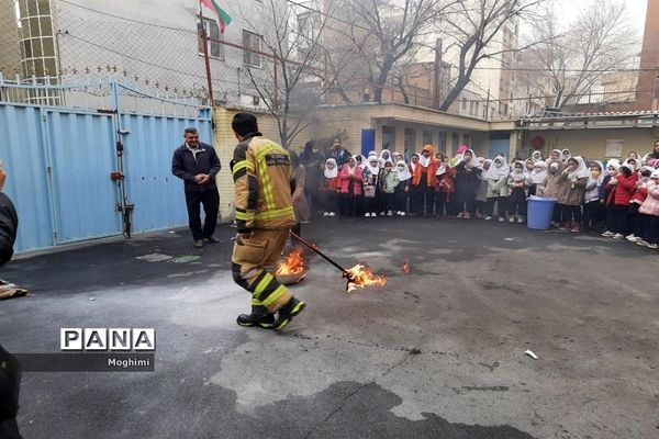 آموزش اطفا حریق در دبستان حقیقت منطقه ۱۳