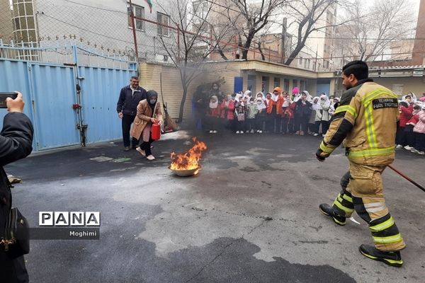 آموزش اطفا حریق در دبستان حقیقت منطقه ۱۳