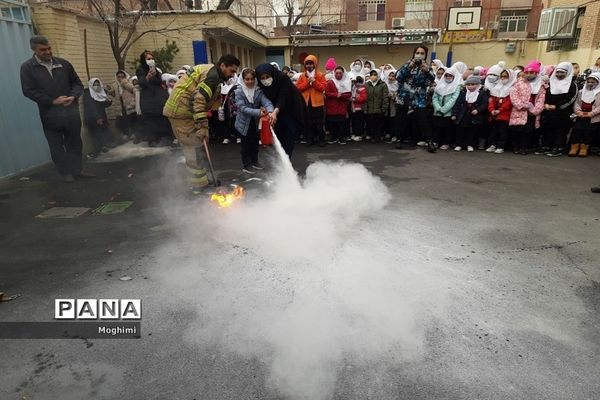 آموزش اطفا حریق در دبستان حقیقت منطقه ۱۳