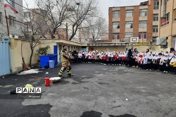 آموزش اطفا حریق در دبستان حقیقت منطقه ۱۳