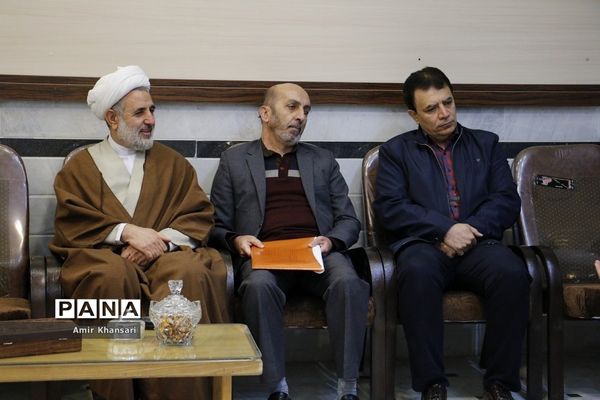 نشست صمیمی دانش‌آموزان دبیرستان دین و دانش قم با نماینده مجلس شورای اسلامی