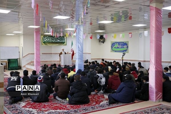 نشست صمیمی دانش‌آموزان دبیرستان دین و دانش قم با نماینده مجلس شورای اسلامی