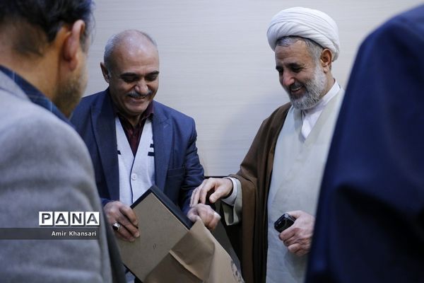نشست صمیمی دانش‌آموزان دبیرستان دین و دانش قم با نماینده مجلس شورای اسلامی