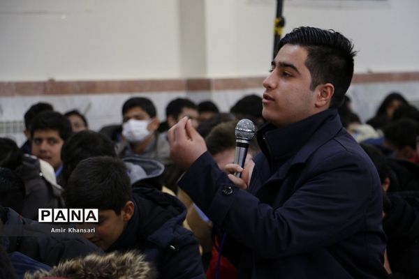 نشست صمیمی دانش‌آموزان دبیرستان دین و دانش قم با نماینده مجلس شورای اسلامی