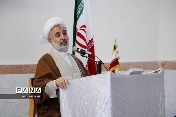 نشست صمیمی دانش‌آموزان دبیرستان دین و دانش قم با نماینده مجلس شورای اسلامی