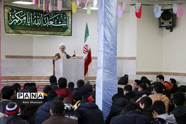 نشست صمیمی دانش‌آموزان دبیرستان دین و دانش قم با نماینده مجلس شورای اسلامی