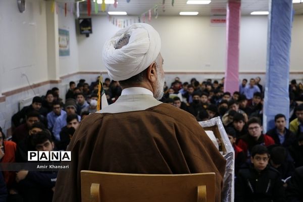 نشست صمیمی دانش‌آموزان دبیرستان دین و دانش قم با نماینده مجلس شورای اسلامی