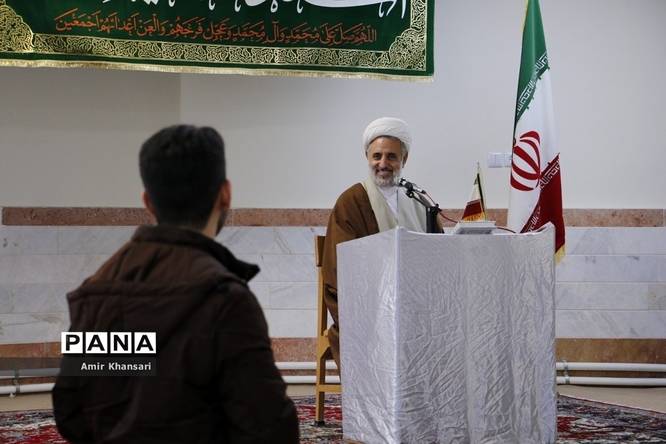 نشست صمیمی دانشآموزان دبیرستان دین و دانش قم با نماینده مجلس شورای اسلامی