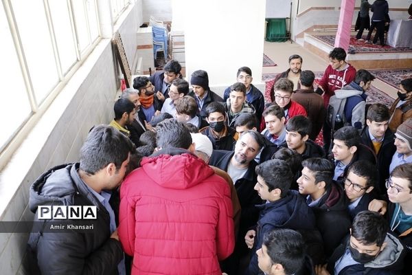 نشست صمیمی دانش‌آموزان دبیرستان دین و دانش قم با نماینده مجلس شورای اسلامی