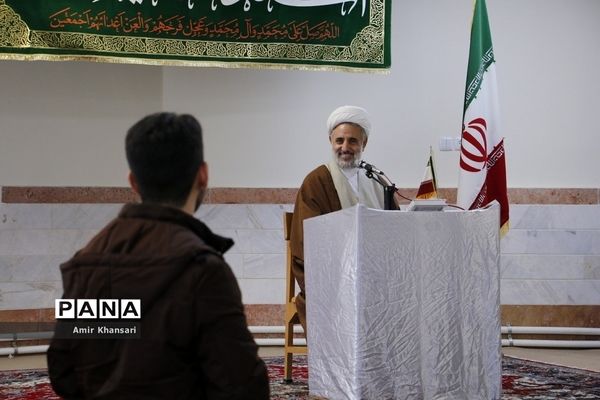 نشست صمیمی دانش‌آموزان دبیرستان دین و دانش قم با نماینده مجلس شورای اسلامی