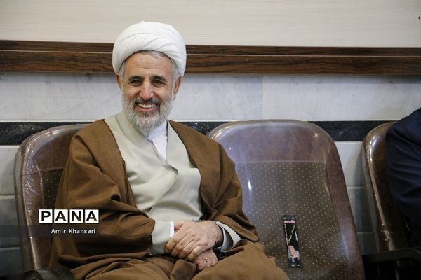 نشست صمیمی دانش‌آموزان دبیرستان دین و دانش قم با نماینده مجلس شورای اسلامی