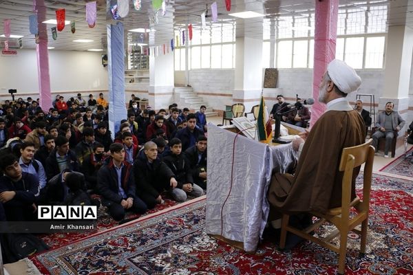 نشست صمیمی دانش‌آموزان دبیرستان دین و دانش قم با نماینده مجلس شورای اسلامی