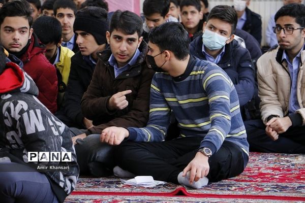 نشست صمیمی دانش‌آموزان دبیرستان دین و دانش قم با نماینده مجلس شورای اسلامی