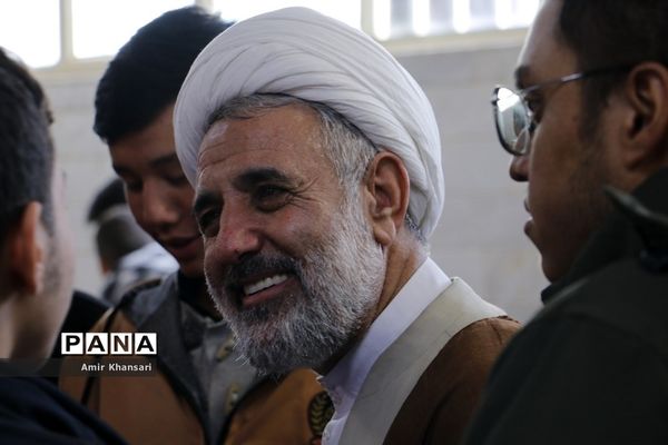 نشست صمیمی دانش‌آموزان دبیرستان دین و دانش قم با نماینده مجلس شورای اسلامی