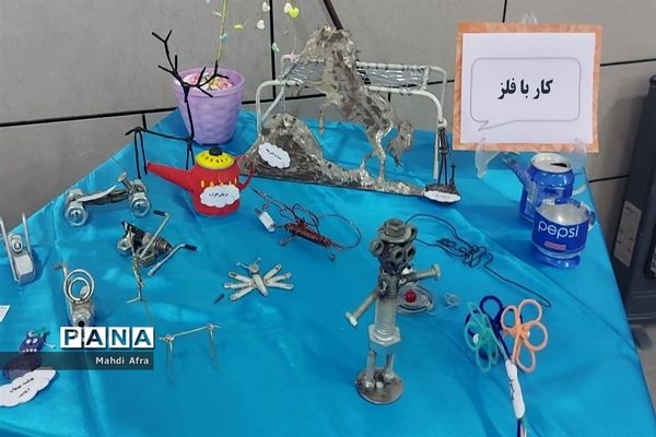 افتتاح نمایشگاه شوق پیشرفت در دبیرستان شاهد هدی شهرستان بهبهان