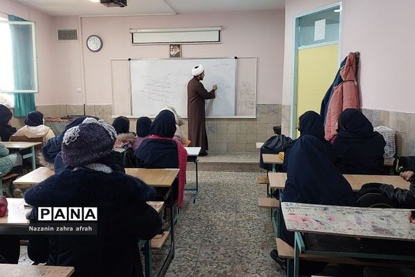 برگزاری کلاس‌های جهادتبیین در دبیرستان آزاده رودهن