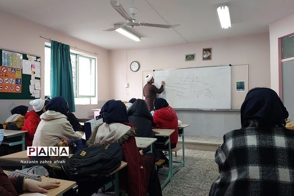 برگزاری کلاس‌های جهادتبیین در دبیرستان آزاده رودهن
