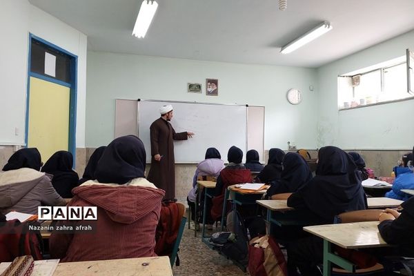برگزاری کلاس‌های جهادتبیین در دبیرستان آزاده رودهن