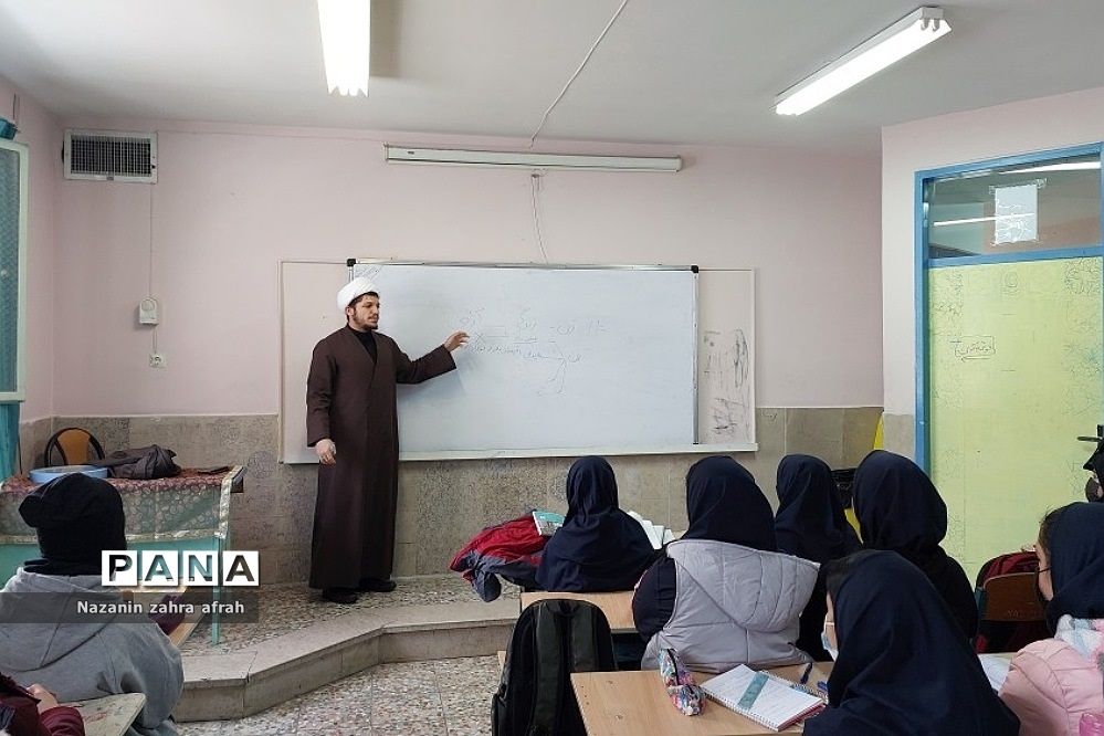 برگزاری کلاس‌های جهادتبیین در دبیرستان آزاده رودهن