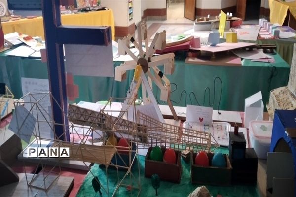 برگزاری نمایشگاه دست سازه های  دانش‌آموزان دبیرستان شهید زارع ناحیه 3 کرج