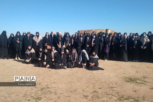 بازدید کاروان دختران دانش‌آموز از فتح‌المبین در اردوی راهیان نور