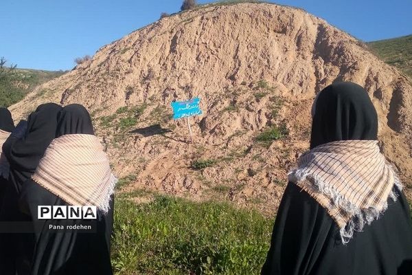 بازدید کاروان دختران دانش‌آموز از فتح‌المبین در اردوی راهیان نور