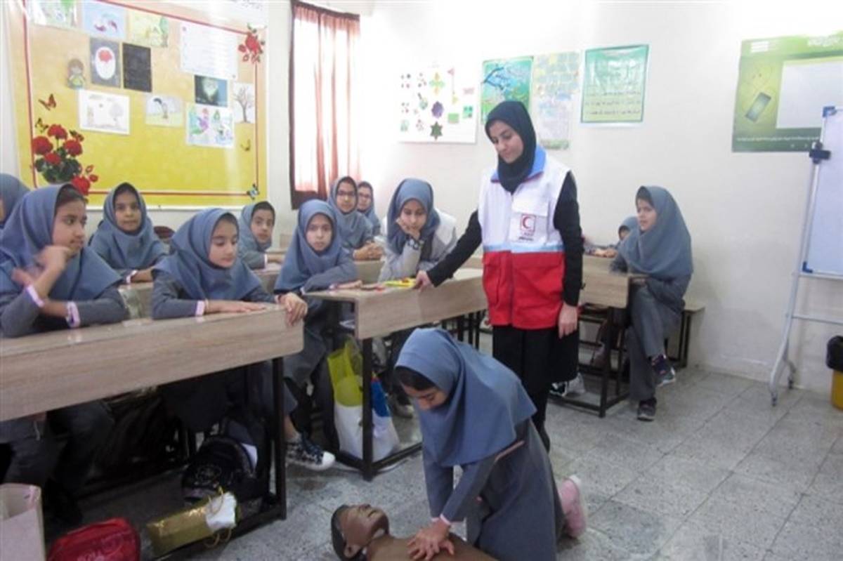 هلال‌احمر بیش‌از ۱۷ هزار دانش‌آموز زنجانی را در قالب طرح "همتا" آموزش می‌دهد
