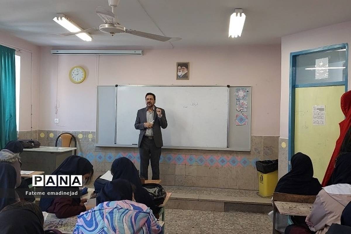 برگزاری جلسات پرسش و پاسخ اعتقادی و ملی در دبیرستان آزاده رودهن