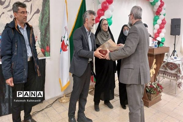 برگزاری یادواره  شهدا در دبیرستان فرزانگان ۸